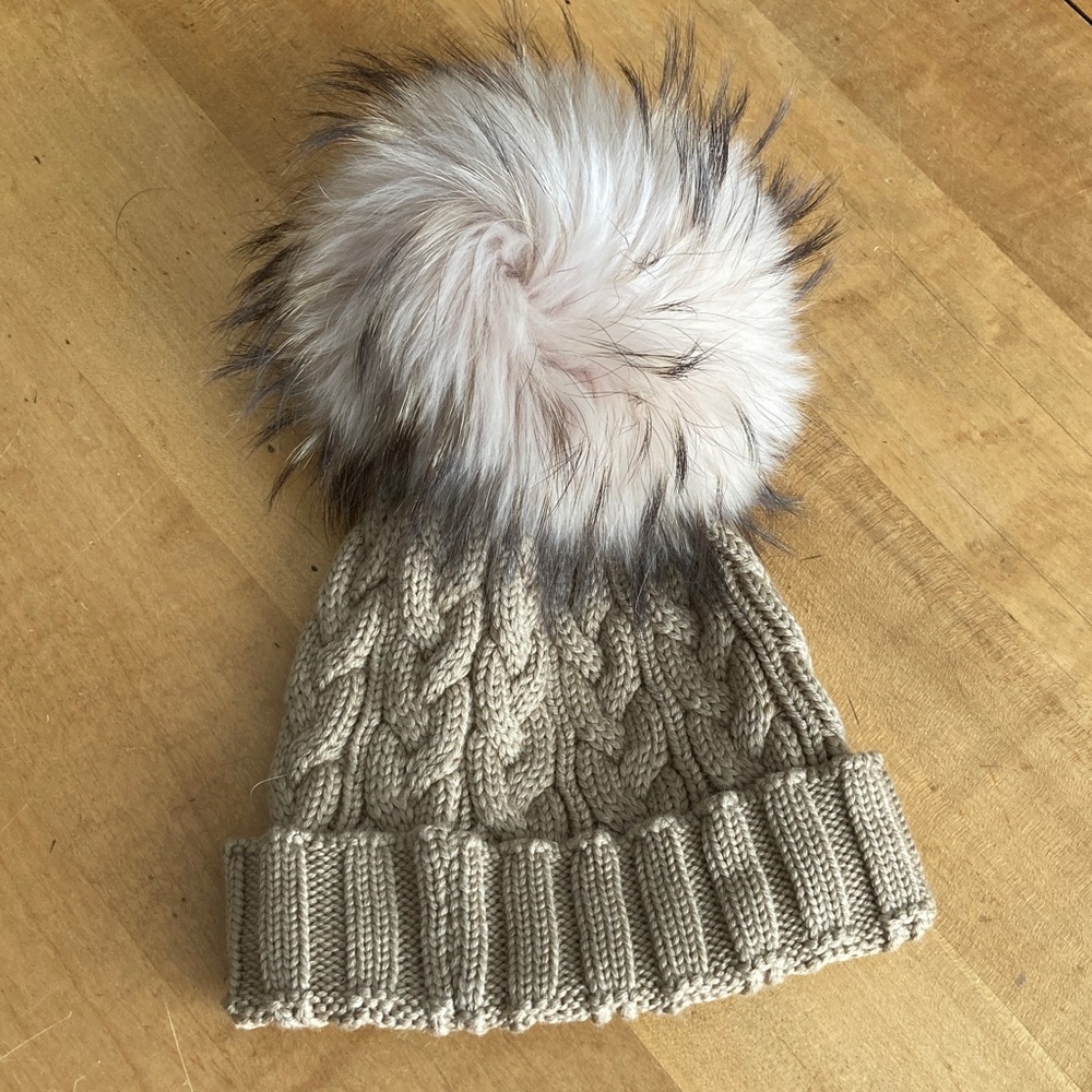 Lindo F cable knit hat with fur pom pom